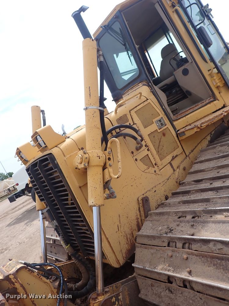 image for item DS7074 1999 John Deere 750C LGP  dozer