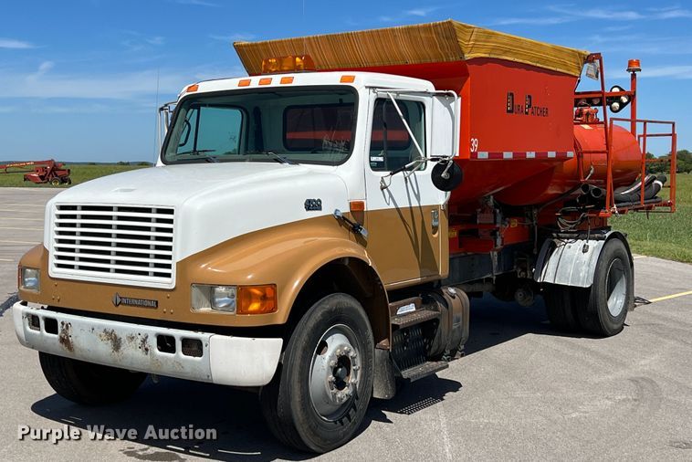 image for item IA9102 2000 International 4700  asphalt patch truck