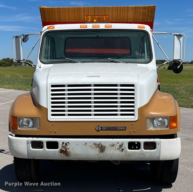 image for item IA9102 2000 International 4700  asphalt patch truck