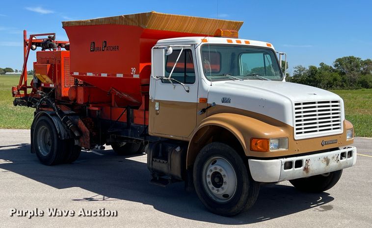 image for item IA9102 2000 International 4700  asphalt patch truck