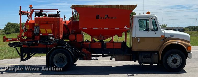 image for item IA9102 2000 International 4700  asphalt patch truck