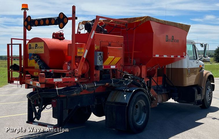 image for item IA9102 2000 International 4700  asphalt patch truck