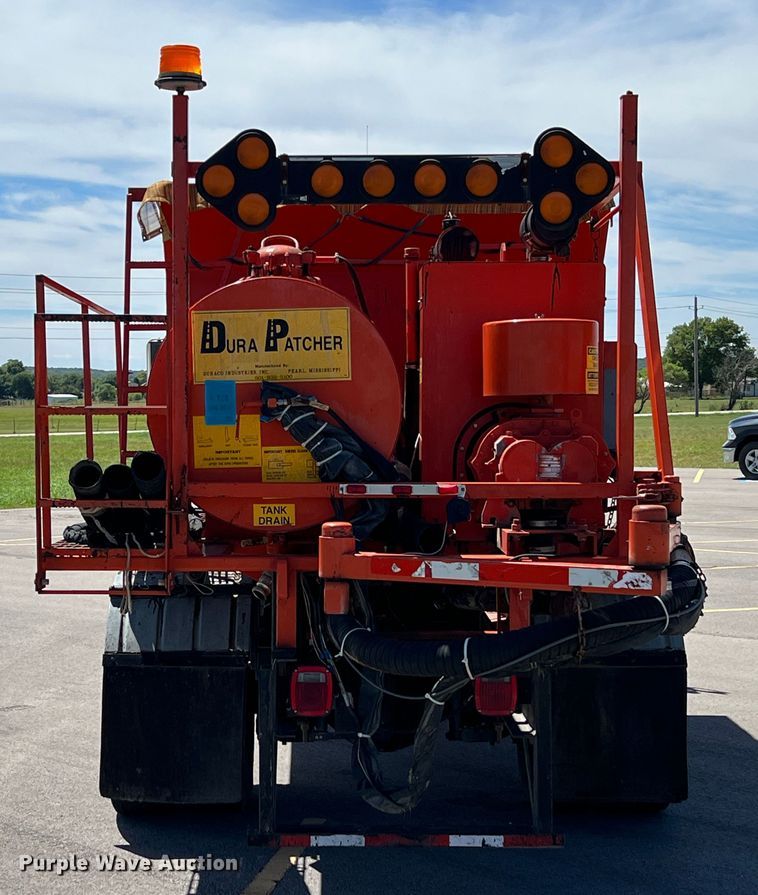 image for item IA9102 2000 International 4700  asphalt patch truck