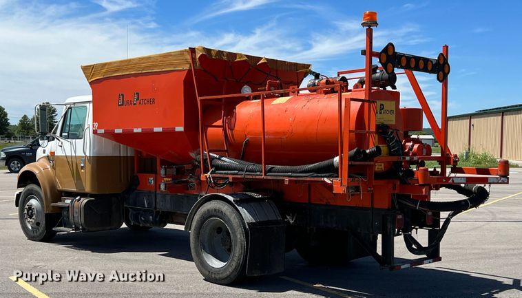 image for item IA9102 2000 International 4700  asphalt patch truck