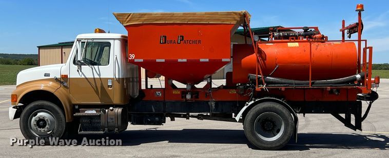 image for item IA9102 2000 International 4700  asphalt patch truck