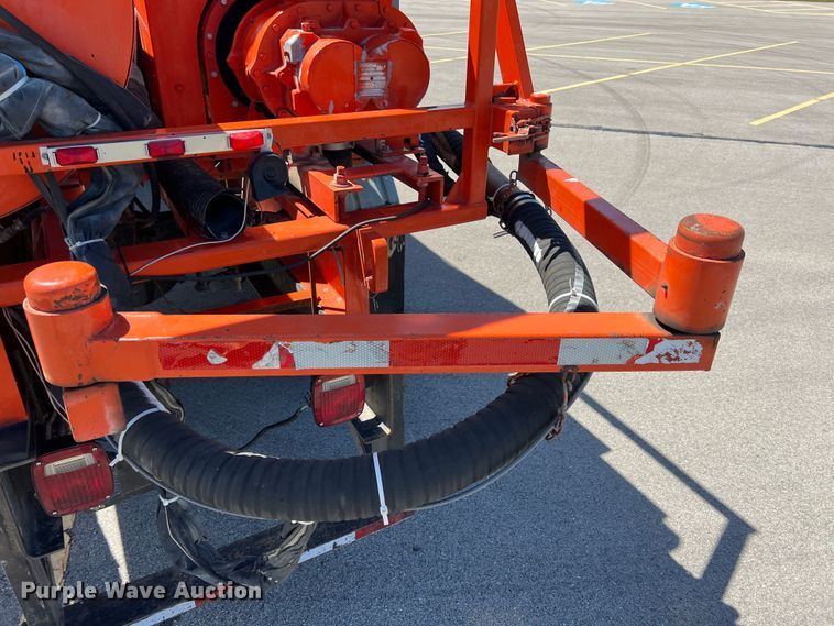 image for item IA9102 2000 International 4700  asphalt patch truck