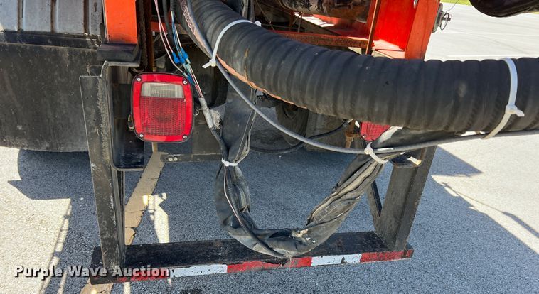 image for item IA9102 2000 International 4700  asphalt patch truck