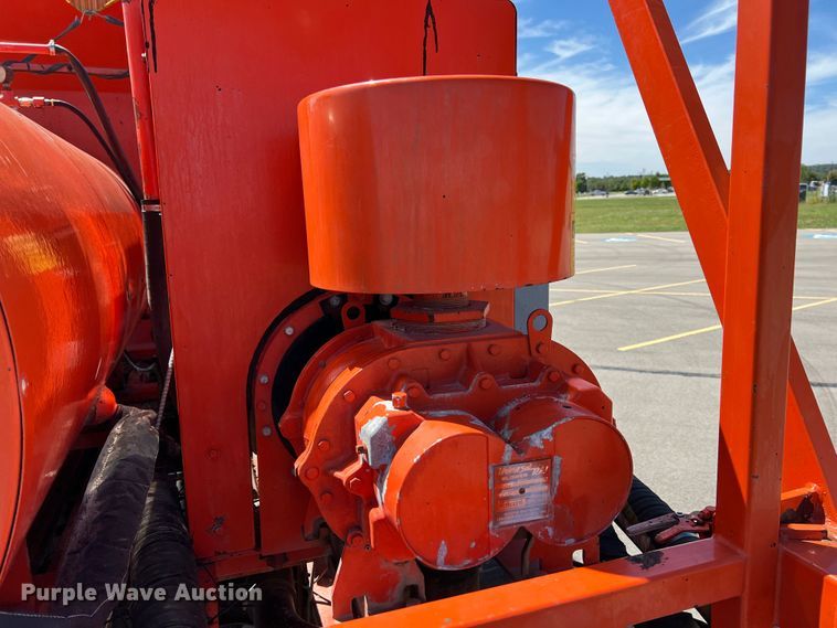 image for item IA9102 2000 International 4700  asphalt patch truck