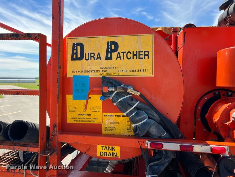 image for item IA9102 2000 International 4700  asphalt patch truck