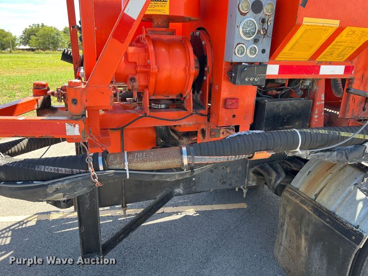 image for item IA9102 2000 International 4700  asphalt patch truck