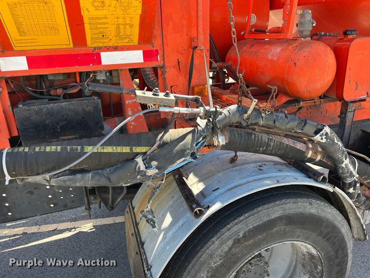 image for item IA9102 2000 International 4700  asphalt patch truck