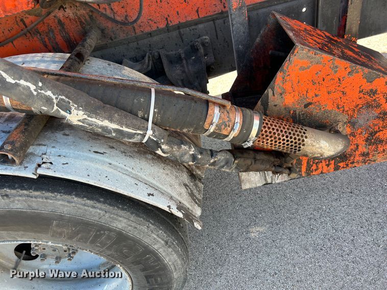 image for item IA9102 2000 International 4700  asphalt patch truck