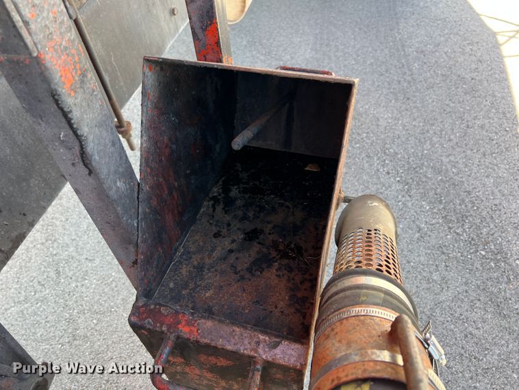 image for item IA9102 2000 International 4700  asphalt patch truck