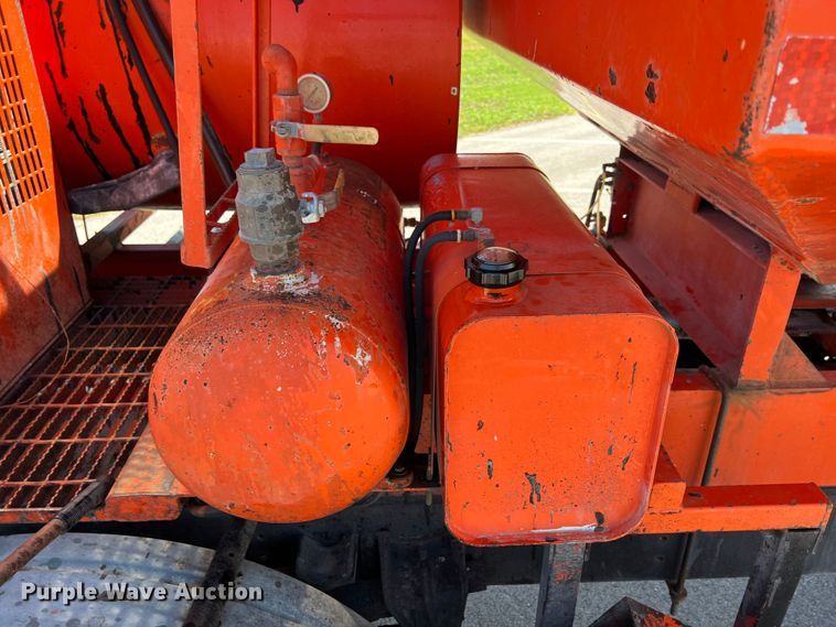 image for item IA9102 2000 International 4700  asphalt patch truck