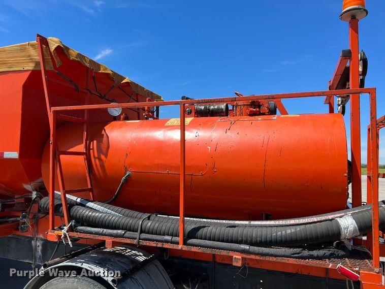 image for item IA9102 2000 International 4700  asphalt patch truck