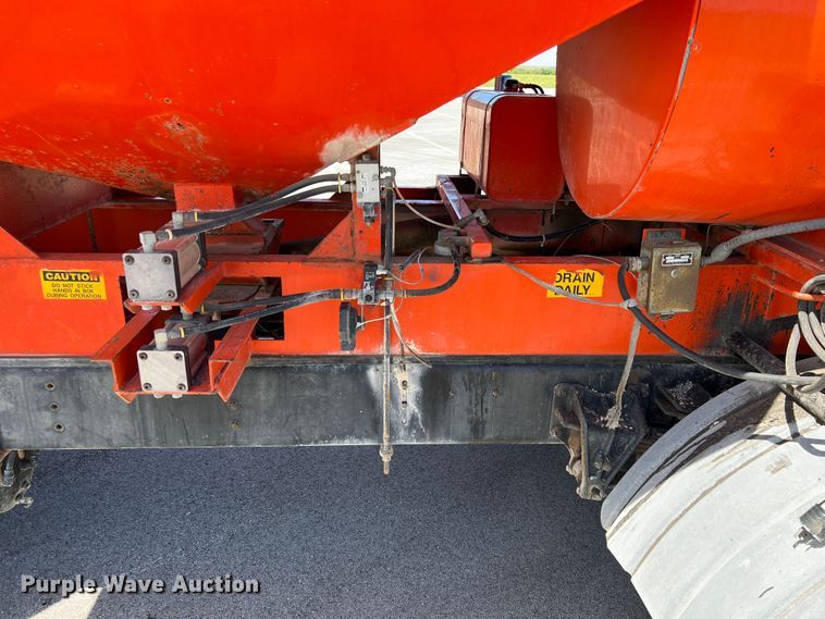 image for item IA9102 2000 International 4700  asphalt patch truck