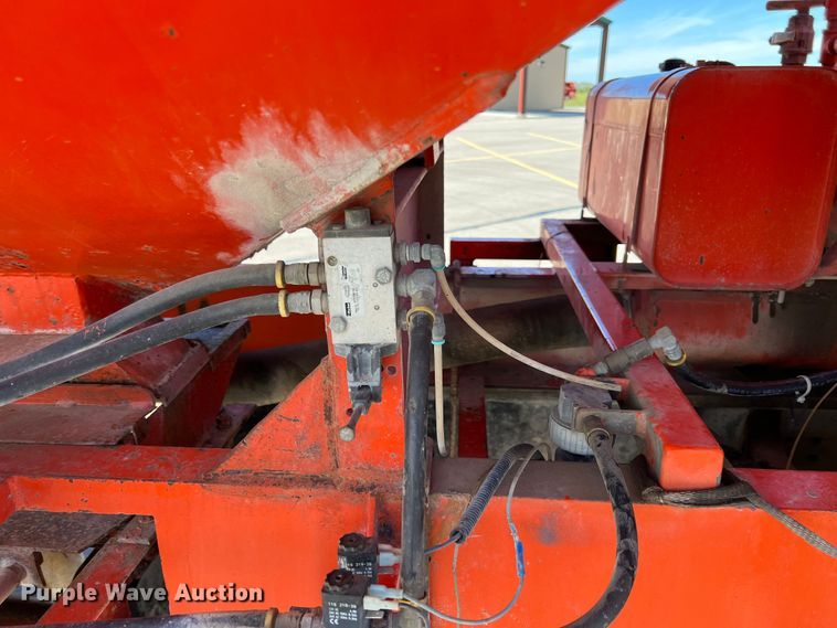 image for item IA9102 2000 International 4700  asphalt patch truck