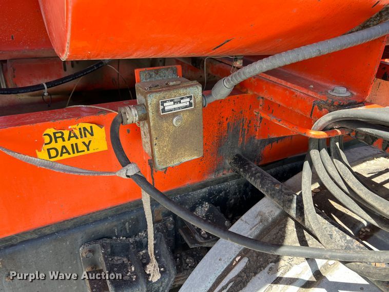 image for item IA9102 2000 International 4700  asphalt patch truck