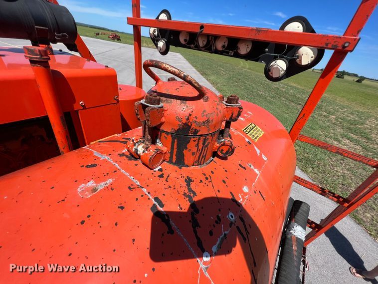 image for item IA9102 2000 International 4700  asphalt patch truck