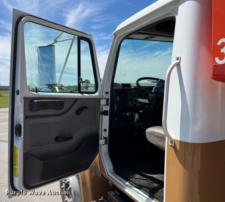 image for item IA9102 2000 International 4700  asphalt patch truck