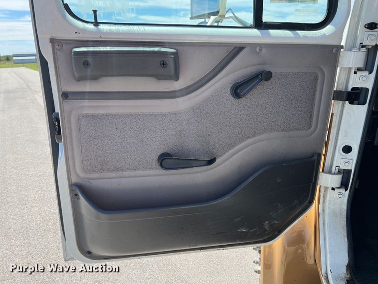 image for item IA9102 2000 International 4700  asphalt patch truck