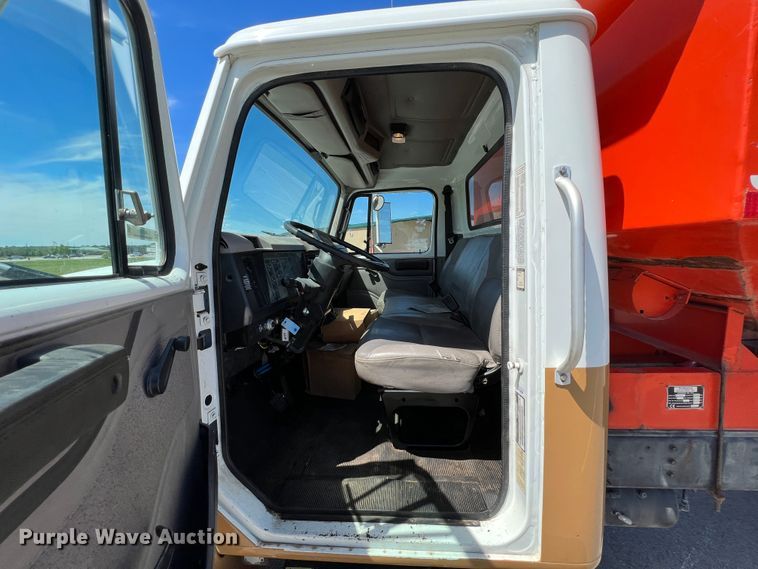 image for item IA9102 2000 International 4700  asphalt patch truck