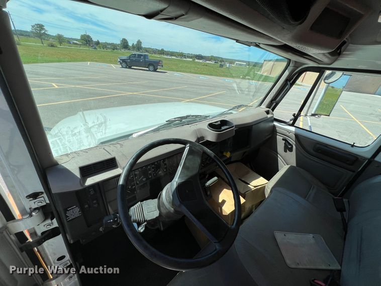 image for item IA9102 2000 International 4700  asphalt patch truck