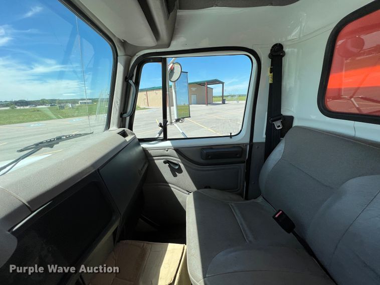 image for item IA9102 2000 International 4700  asphalt patch truck