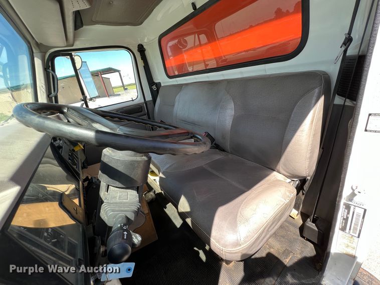 image for item IA9102 2000 International 4700  asphalt patch truck