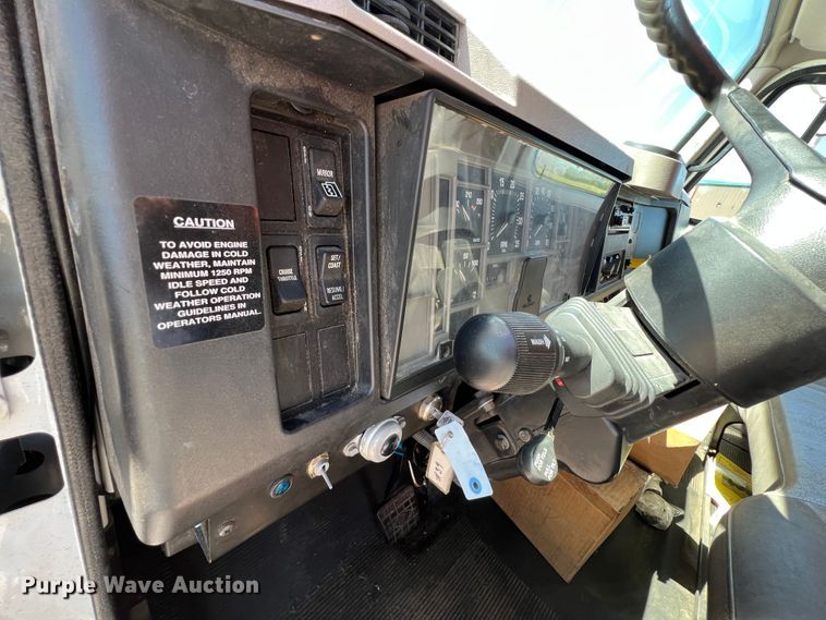 image for item IA9102 2000 International 4700  asphalt patch truck