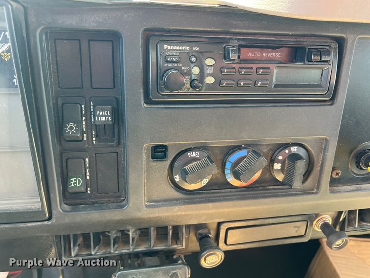 image for item IA9102 2000 International 4700  asphalt patch truck