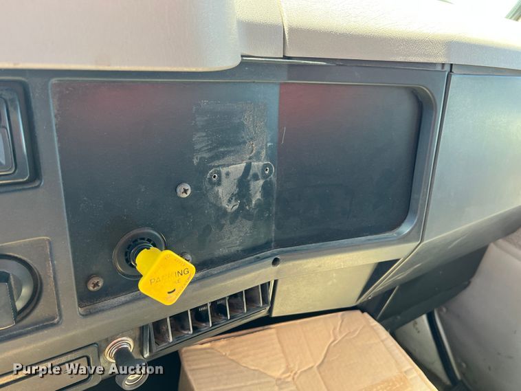 image for item IA9102 2000 International 4700  asphalt patch truck