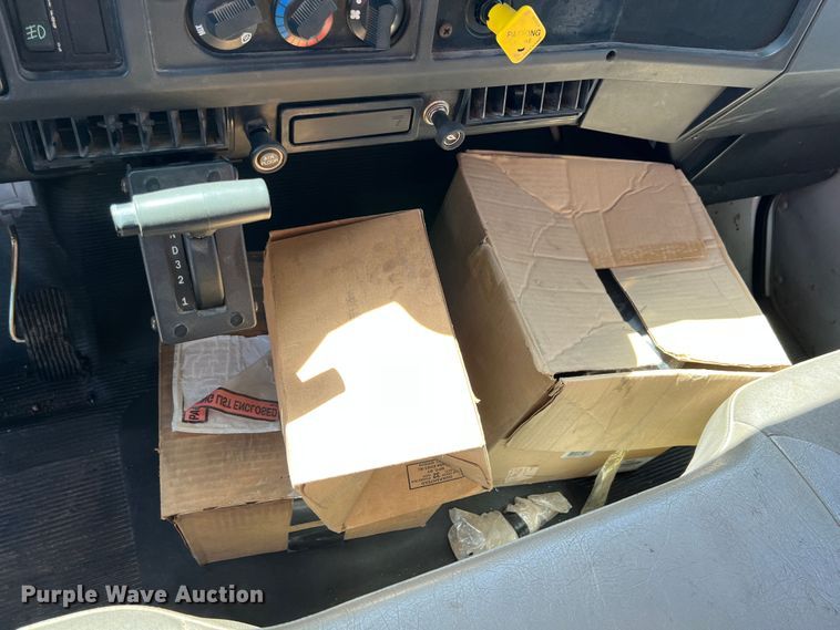 image for item IA9102 2000 International 4700  asphalt patch truck