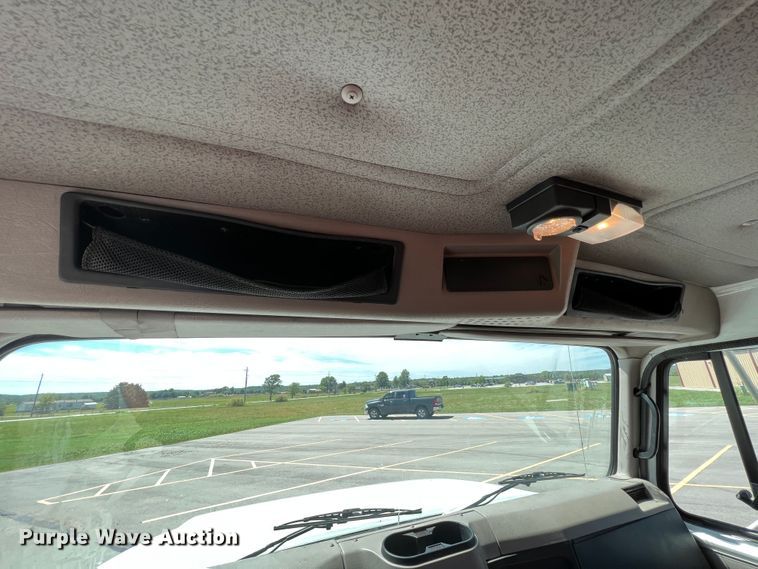 image for item IA9102 2000 International 4700  asphalt patch truck