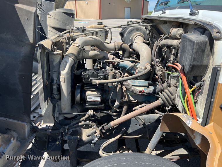 image for item IA9102 2000 International 4700  asphalt patch truck