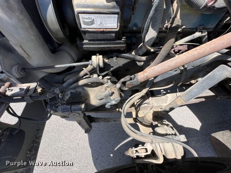 image for item IA9102 2000 International 4700  asphalt patch truck