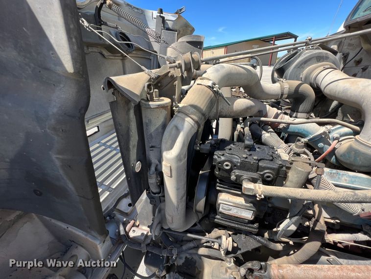 image for item IA9102 2000 International 4700  asphalt patch truck