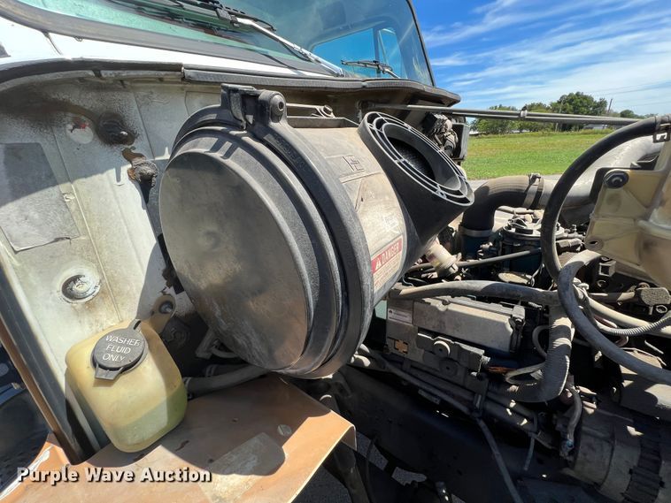 image for item IA9102 2000 International 4700  asphalt patch truck