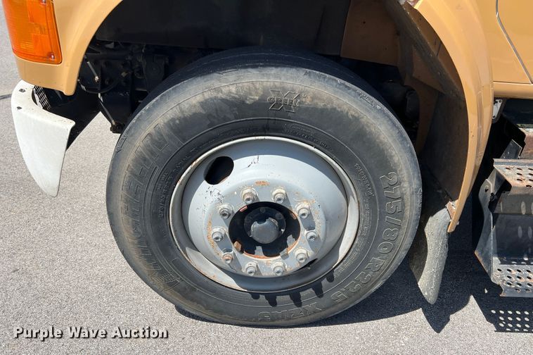 image for item IA9102 2000 International 4700  asphalt patch truck