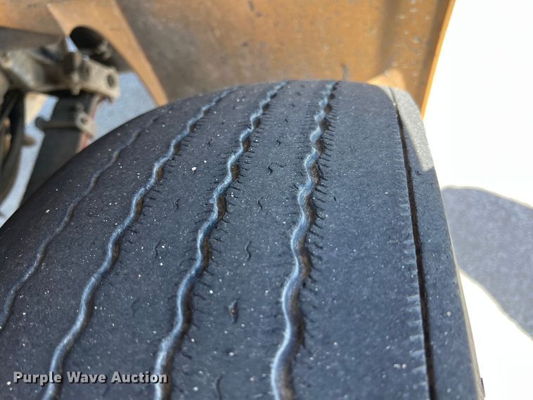 image for item IA9102 2000 International 4700  asphalt patch truck