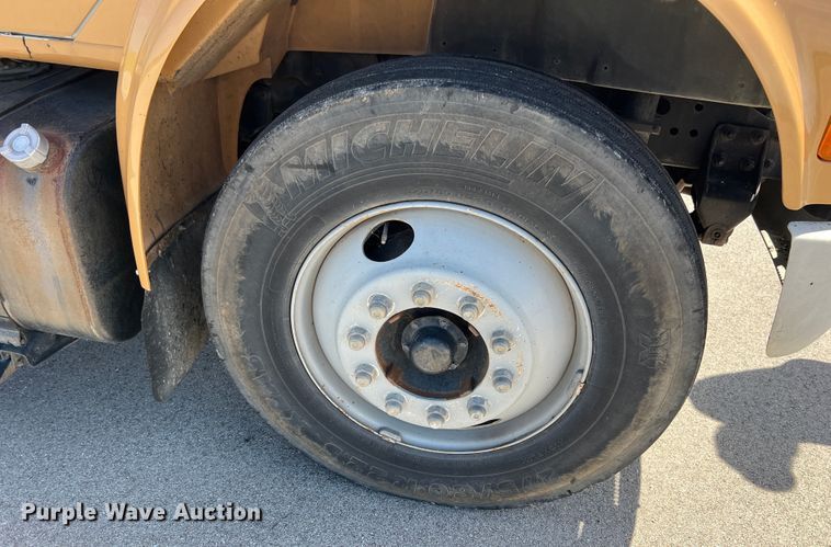 image for item IA9102 2000 International 4700  asphalt patch truck