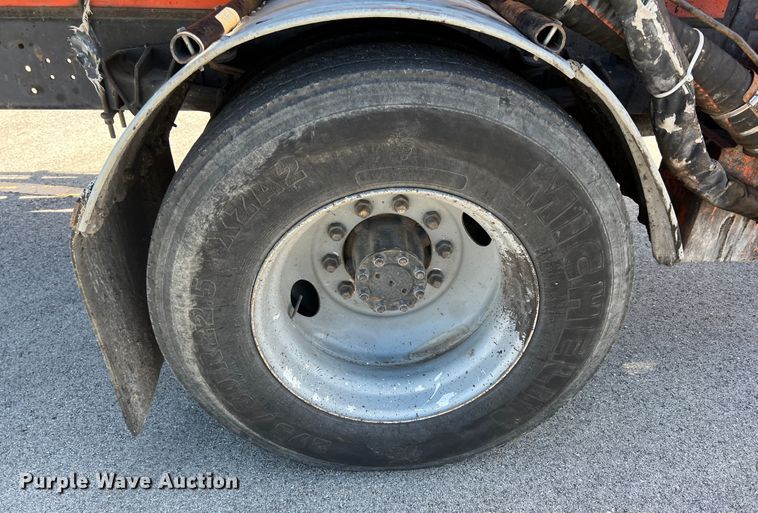 image for item IA9102 2000 International 4700  asphalt patch truck