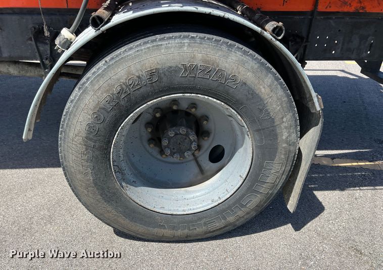 image for item IA9102 2000 International 4700  asphalt patch truck