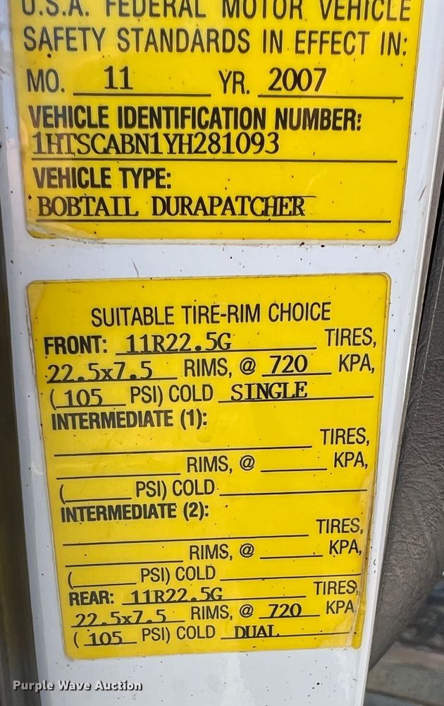 image for item IA9102 2000 International 4700  asphalt patch truck