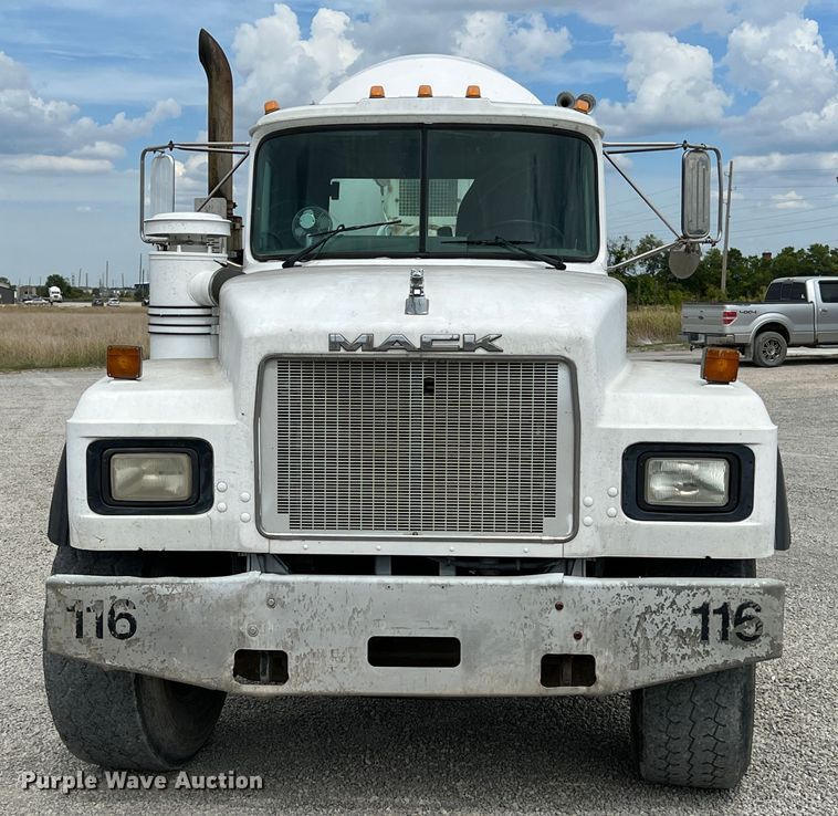 image for item IA9108 1999 Mack RD600  ready mix truck