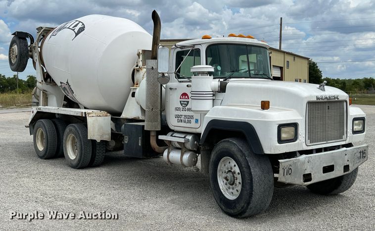 image for item IA9108 1999 Mack RD600  ready mix truck
