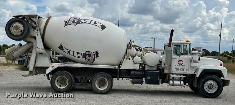 image for item IA9108 1999 Mack RD600  ready mix truck