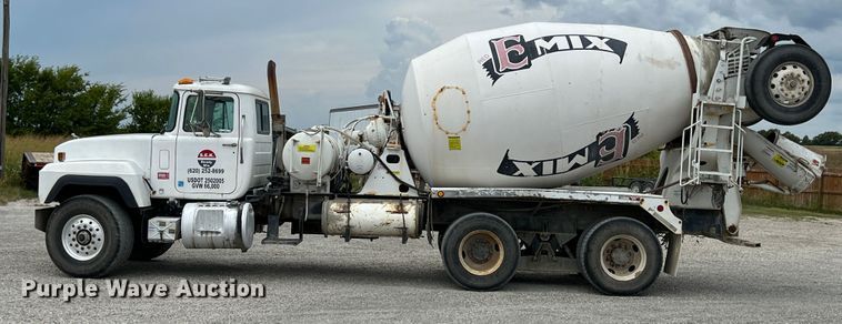 image for item IA9108 1999 Mack RD600  ready mix truck