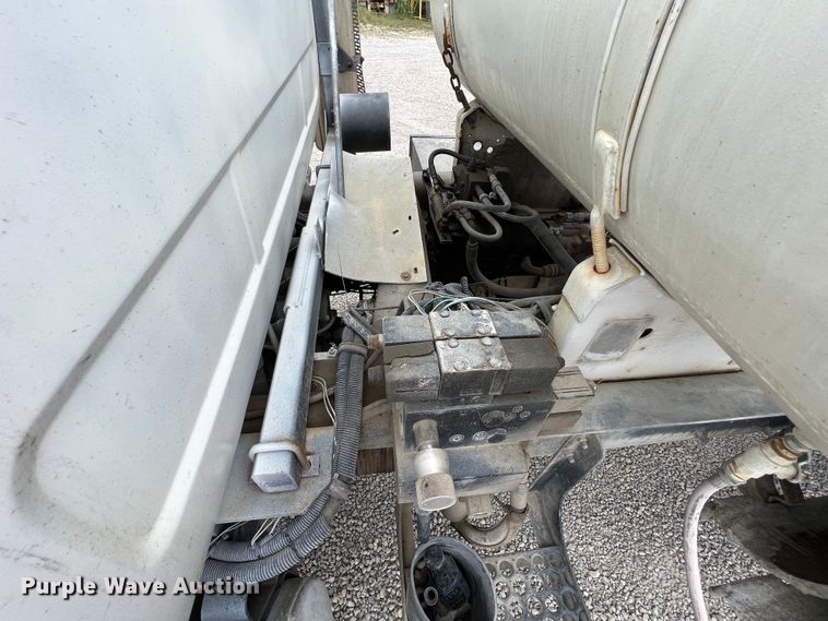 image for item IA9108 1999 Mack RD600  ready mix truck