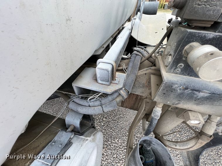 image for item IA9108 1999 Mack RD600  ready mix truck